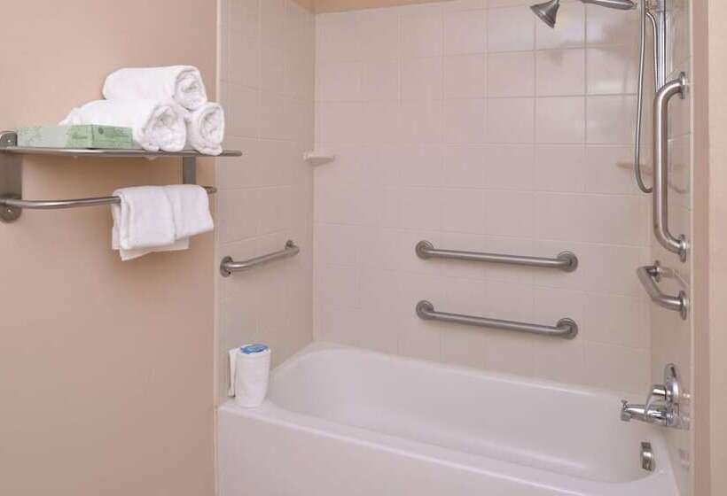 فندق Holiday Inn Express & Suites Fairmont, An Ihg