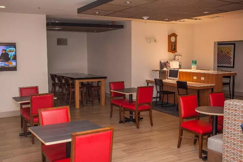 Holiday Inn Express Hotel & Suites By Ihg