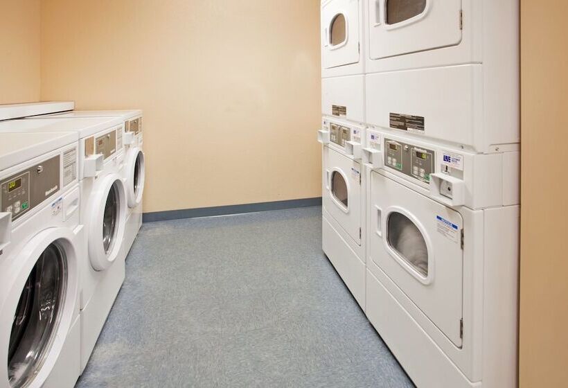 ホテル Candlewood Suites Junction City   Ft. Riley, An Ihg