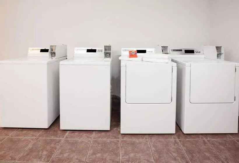 בית מלון כפרי Days Inn By Wyndham Clinton