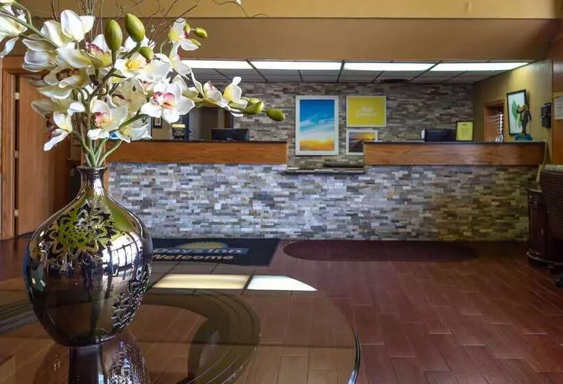 בית מלון כפרי Days Inn By Wyndham Clinton