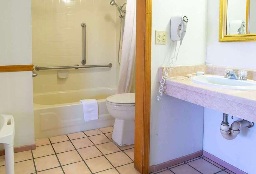 בית מלון כפרי Days Inn By Wyndham Clinton