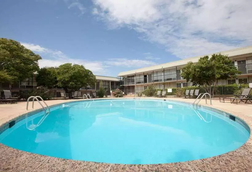 בית מלון כפרי Days Inn By Wyndham Clinton