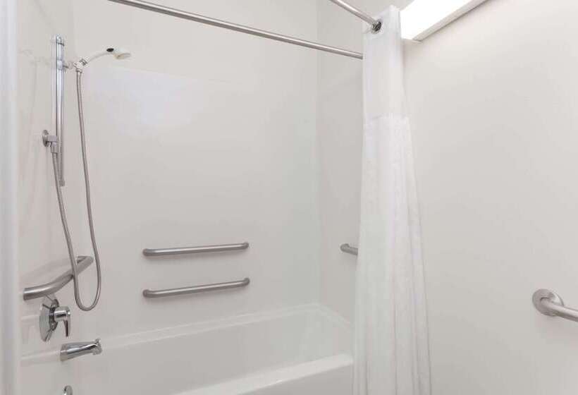 Отель Days Inn & Suites By Wyndham Cambridge