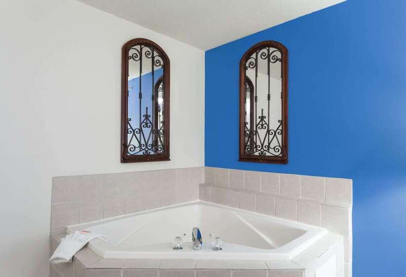 Отель Days Inn & Suites By Wyndham Cambridge