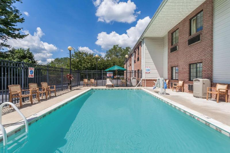 Отель Days Inn & Suites By Wyndham Cambridge