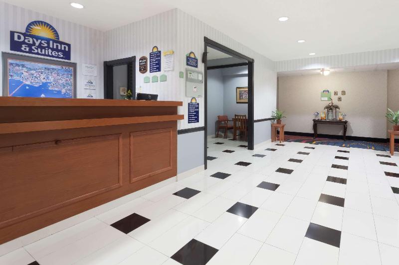 Отель Days Inn & Suites By Wyndham Cambridge