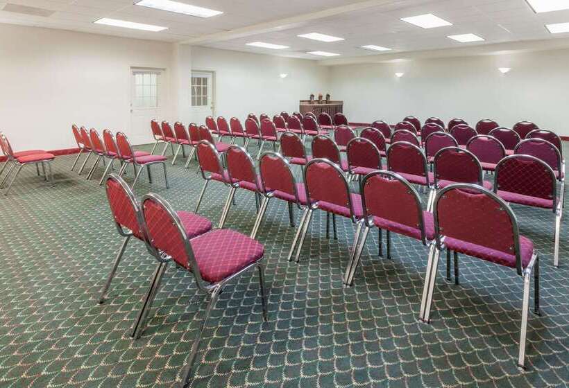 Отель Days Inn & Suites By Wyndham Pasadena