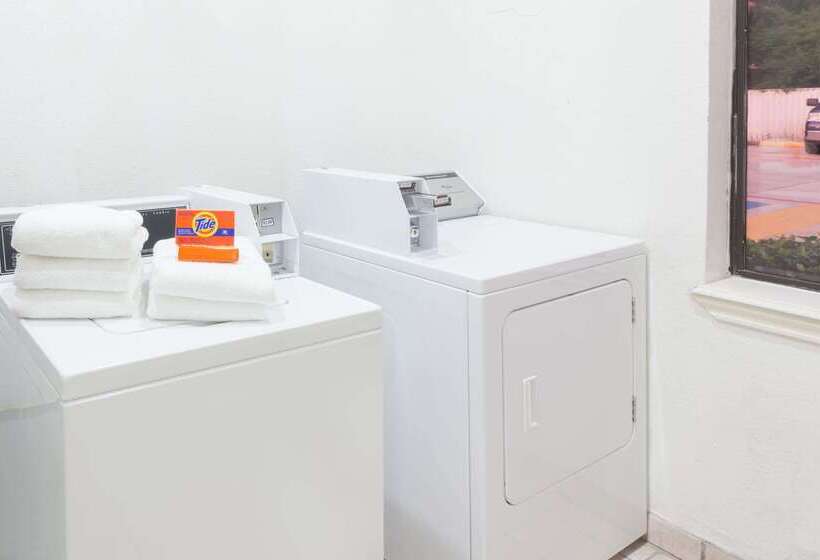 Отель Days Inn & Suites By Wyndham Pasadena