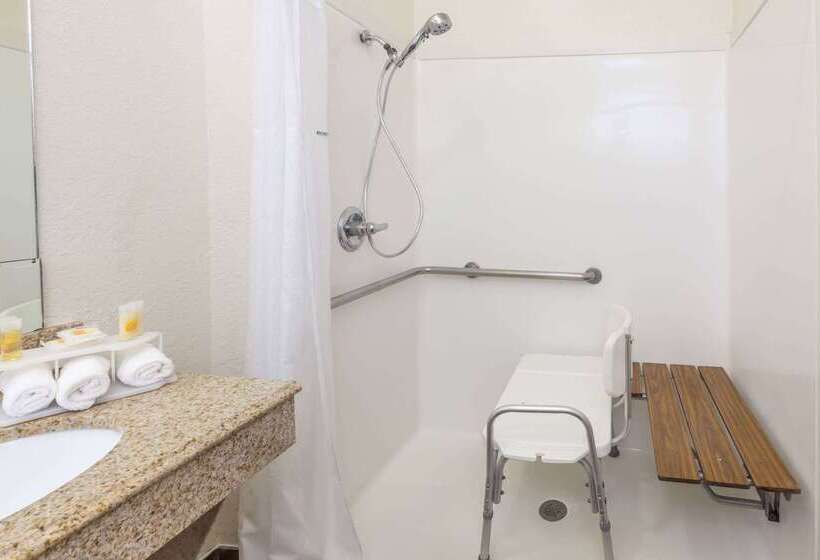 Отель Days Inn & Suites By Wyndham Pasadena