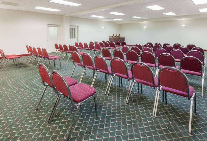 Отель Days Inn & Suites By Wyndham Pasadena