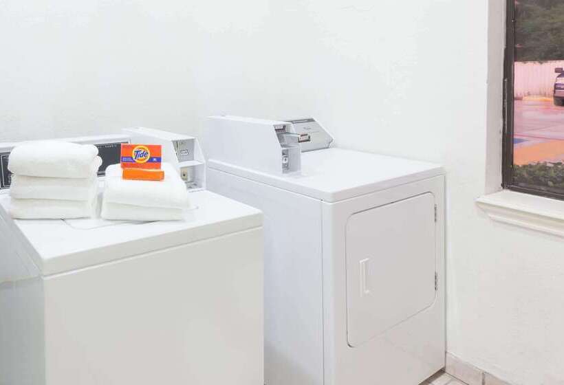 Отель Days Inn & Suites By Wyndham Pasadena