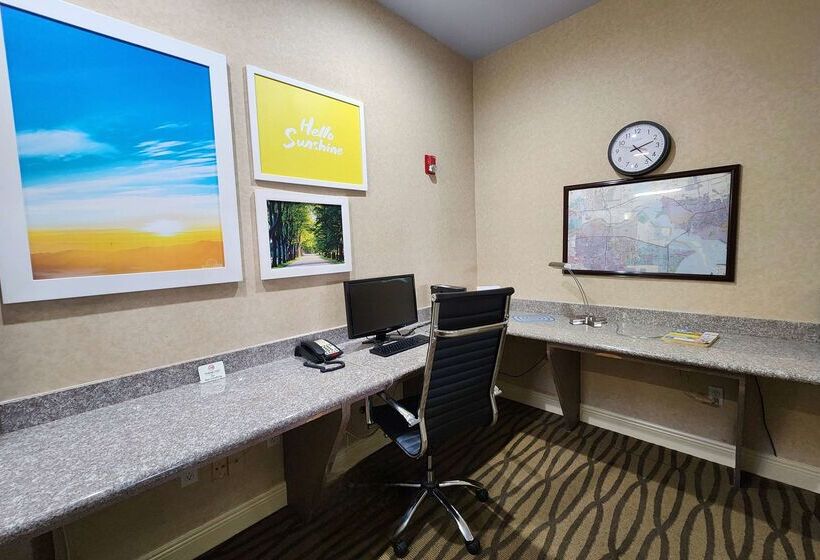 Отель Days Inn & Suites By Wyndham Pasadena
