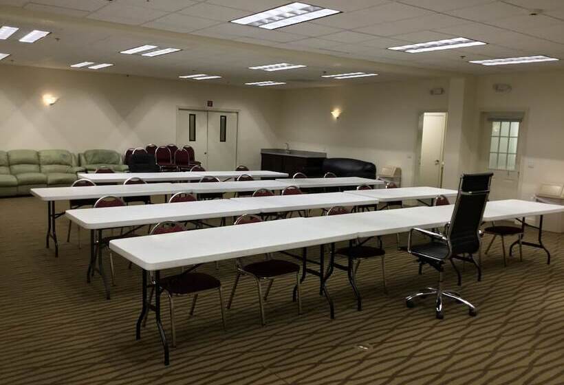 Отель Days Inn & Suites By Wyndham Pasadena