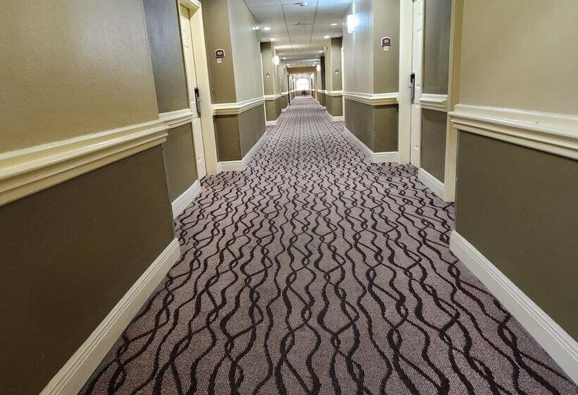 Отель Days Inn & Suites By Wyndham Pasadena