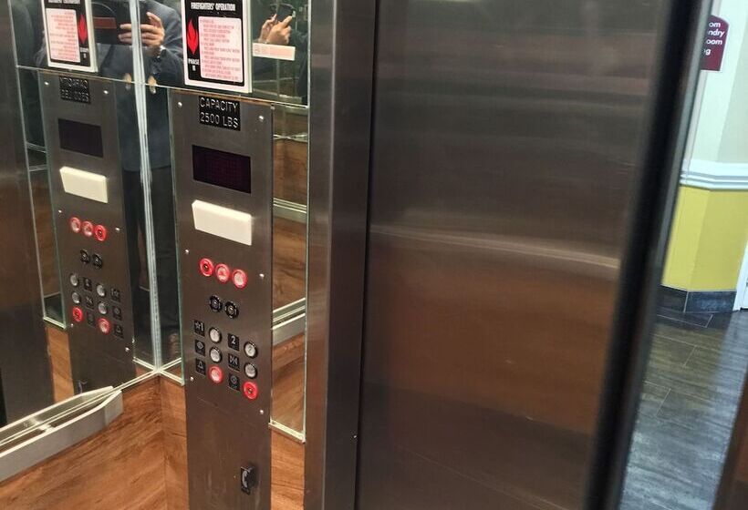 Отель Days Inn & Suites By Wyndham Pasadena