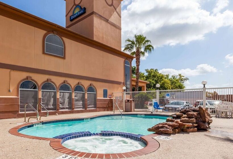 Отель Days Inn & Suites By Wyndham Pasadena