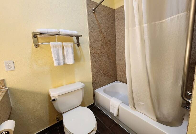 Отель Days Inn & Suites By Wyndham Pasadena