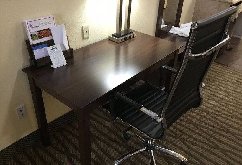 Отель Days Inn & Suites By Wyndham Pasadena