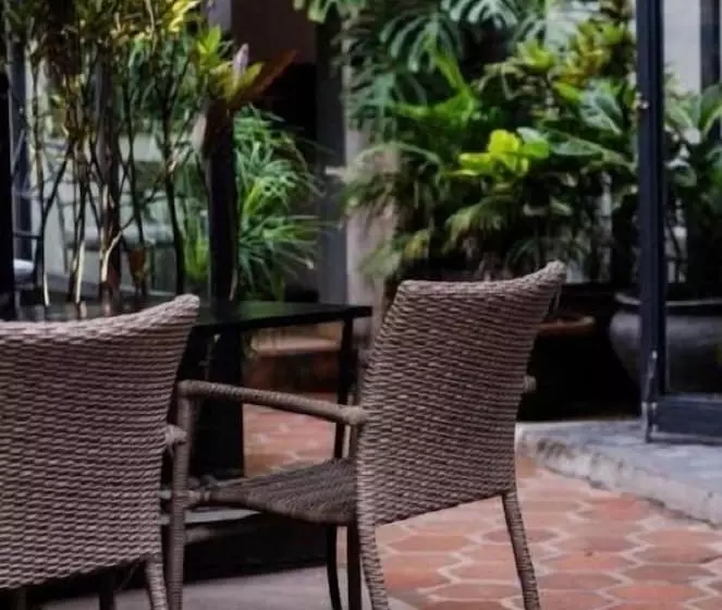 هتل Hôtel Restaurant La Ribaudière
