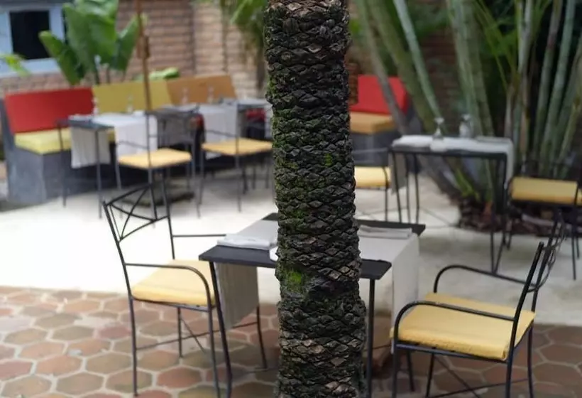 هتل Hôtel Restaurant La Ribaudière
