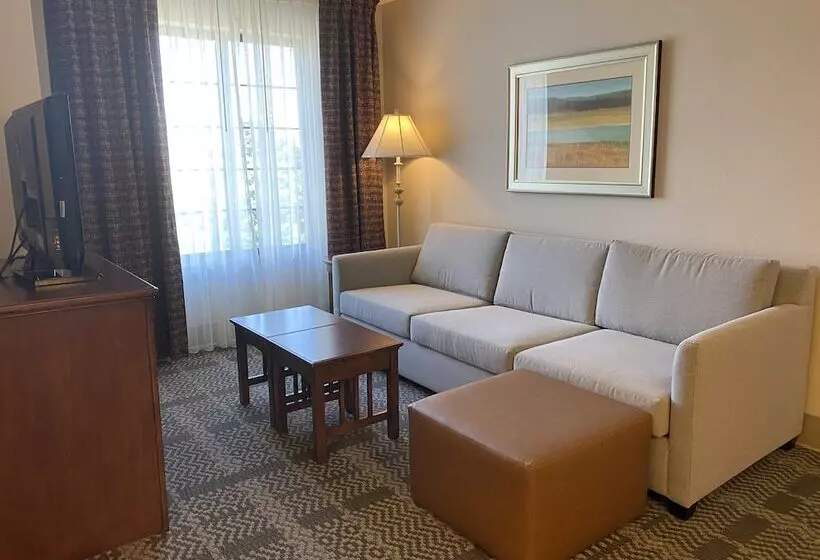 Отель Staybridge Suites Milwaukee West Oconomowoc, An Ihg