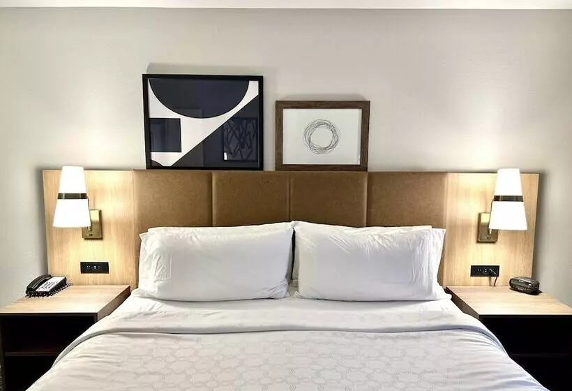 Отель Staybridge Suites Milwaukee West Oconomowoc, An Ihg