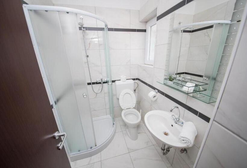 مبيت وإفطار Villa Anton