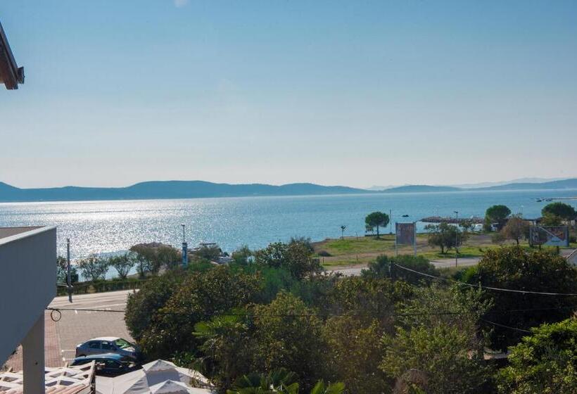 مبيت وإفطار Villa Anton