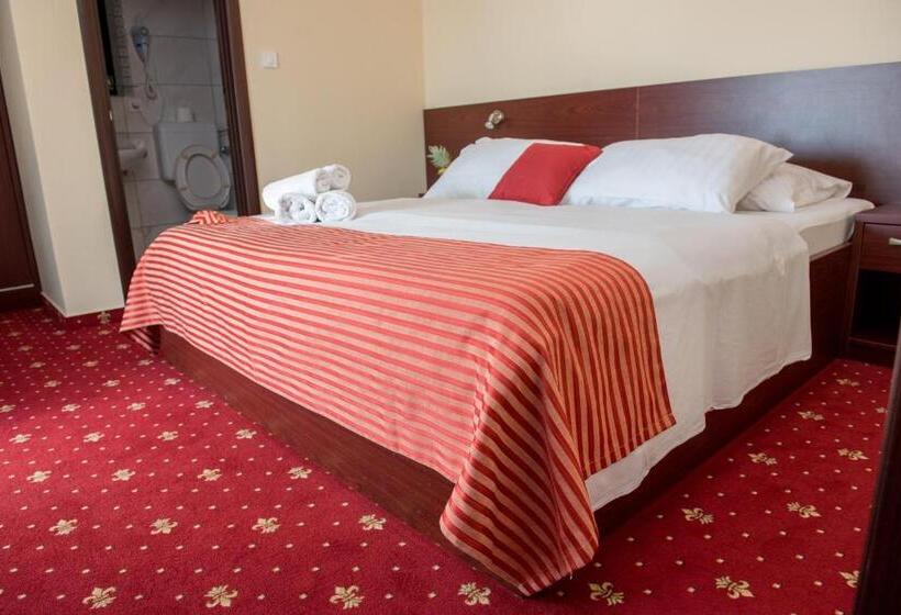 مبيت وإفطار Villa Anton