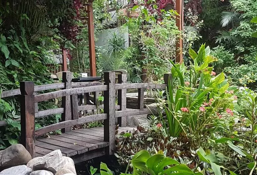 هتل Middle Path & Spa