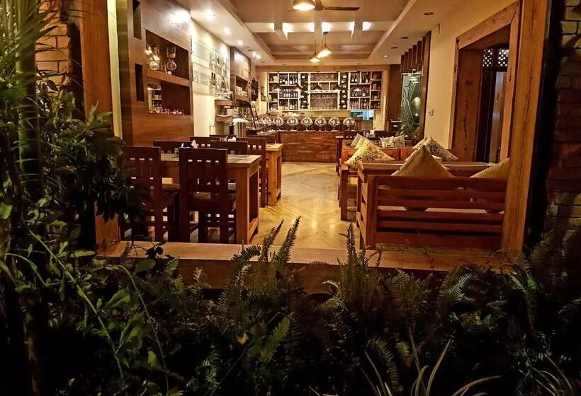 هتل Middle Path & Spa