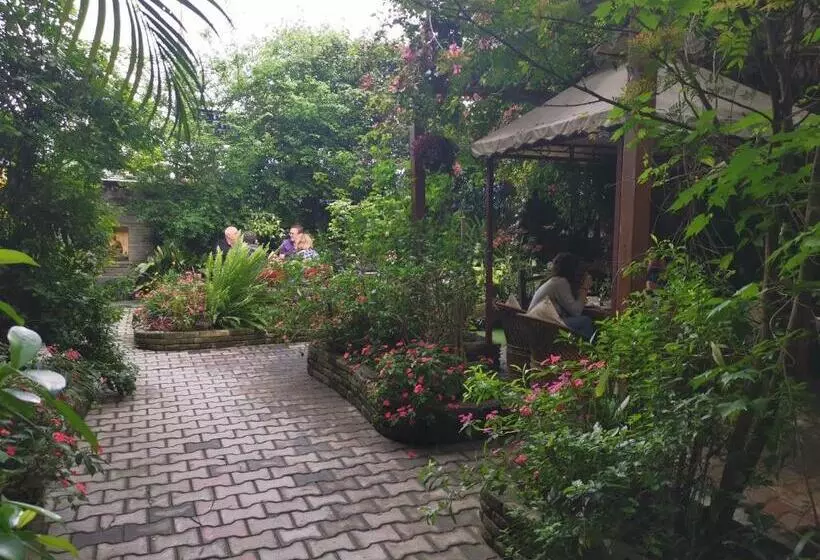 هتل Middle Path & Spa