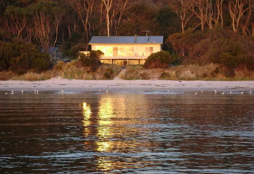 Отель Harpers On The Beach