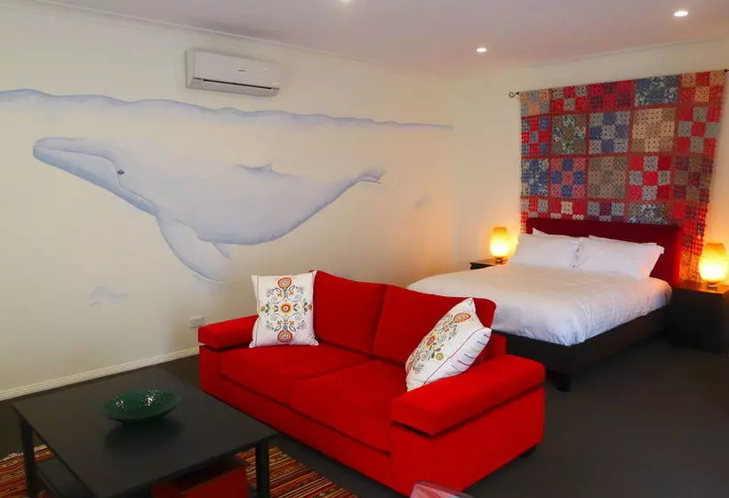 Отель Harpers On The Beach