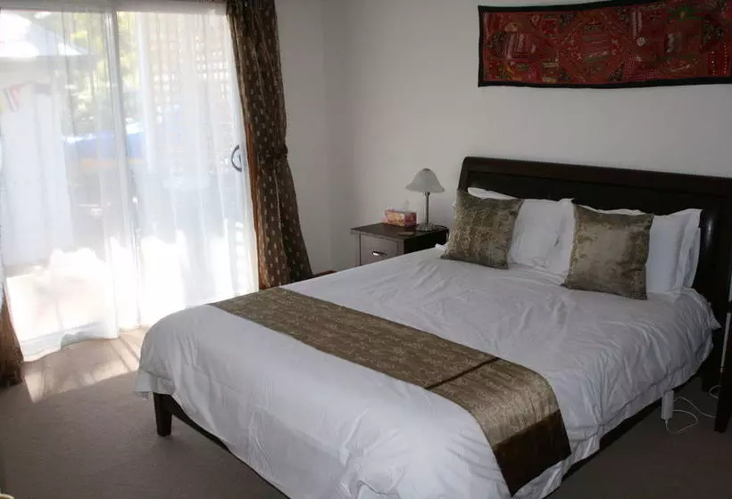 Отель Harpers On The Beach