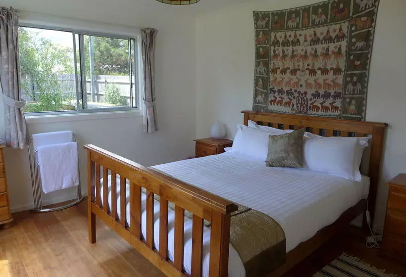 Отель Harpers On The Beach