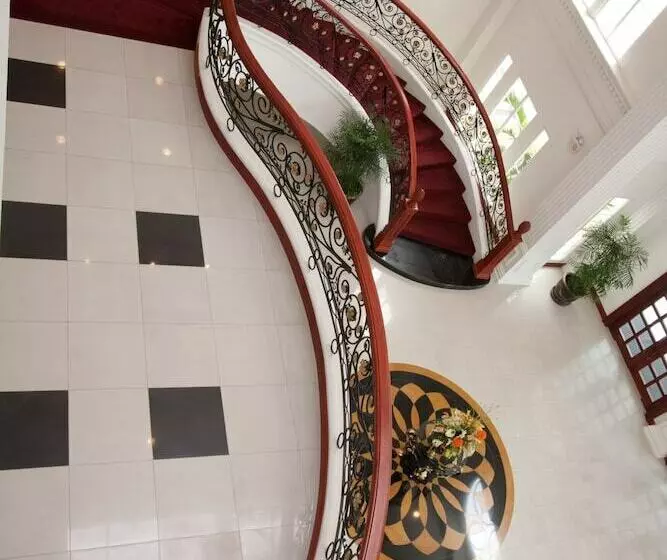 בית מלון כפרי Lewis Grand