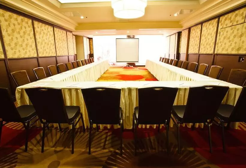 Hotel Ramada By Wyndham Manila Central