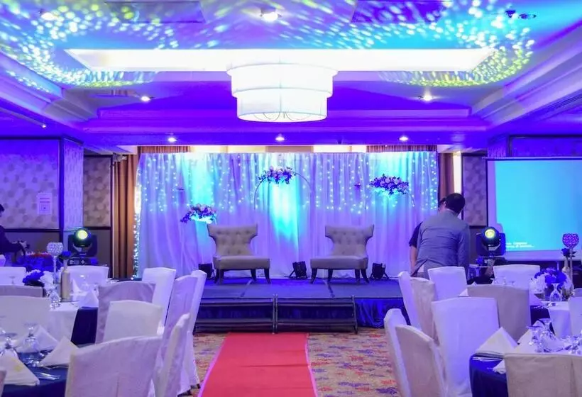 Hotel Ramada By Wyndham Manila Central