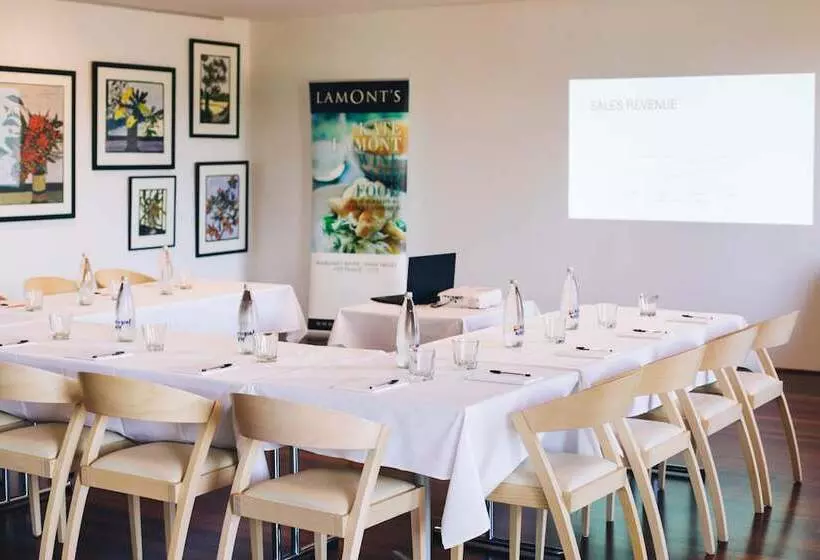 Отель Smiths Beach Resort