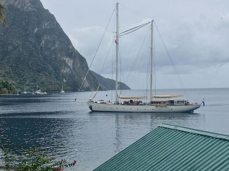 هتل The Still Beach House