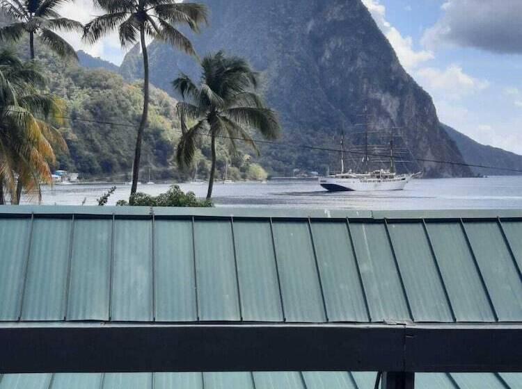 هتل The Still Beach House