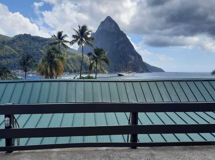 هتل The Still Beach House