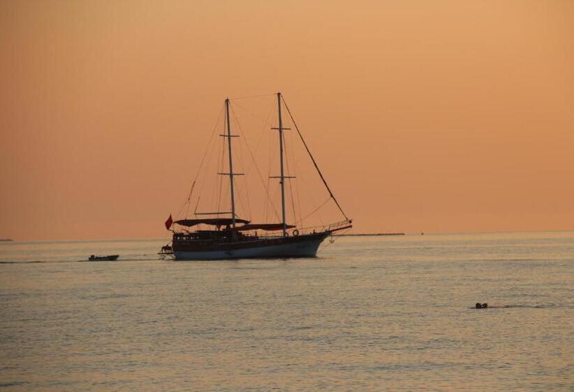 Canada Hotel & Bungalows