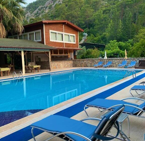 Canada Hotel & Bungalows