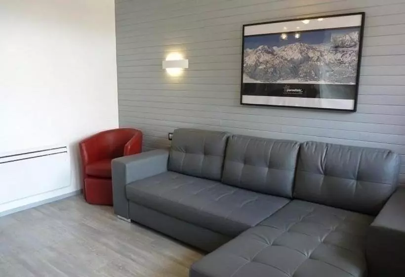 Charmant T2 Rénové Avec Balcon Sud Et Vue Pistes Au Cœur De Plagne Bellecôte Fr 1 351 108