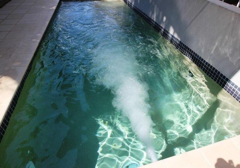 בית מלון כפרי Aston Hill Motor Lodge