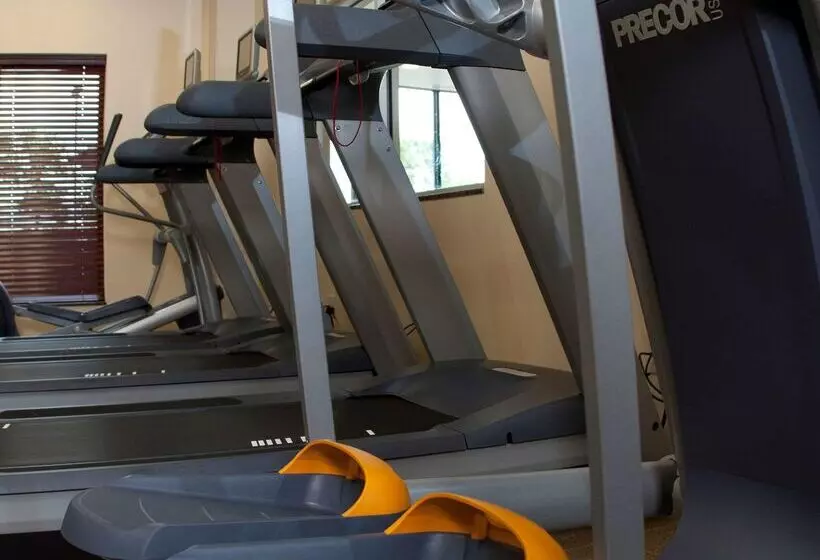 בית מלון כפרי Hilton Garden Inn Milwaukee Airport