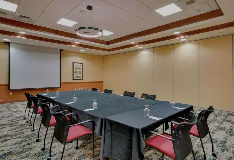 בית מלון כפרי Hilton Garden Inn Milwaukee Airport